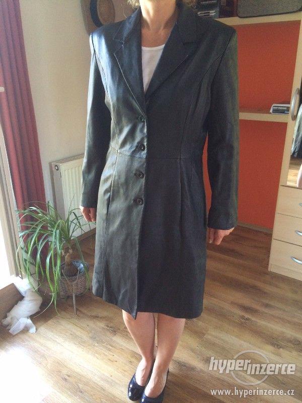 Prodám dámský černý kožený kabát - foto 2