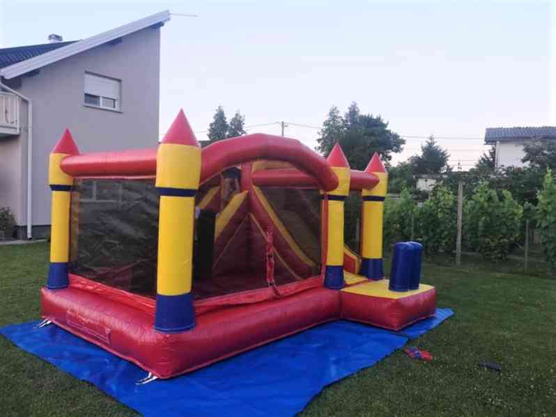 Skákací hrad pro děti se skluzavkou (půjčení) - foto 4