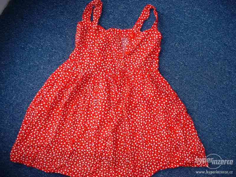 červené šaty - foto 1