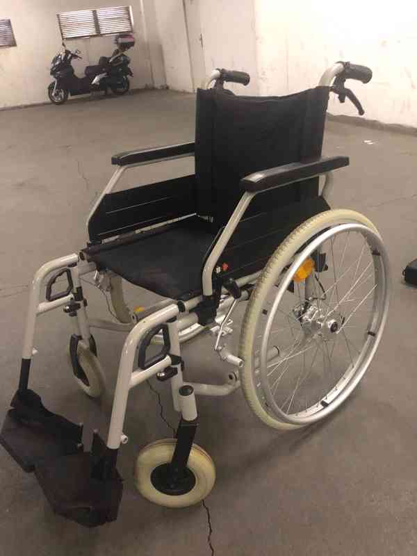 invalidní skládací vozík s brzdama pro doprovod