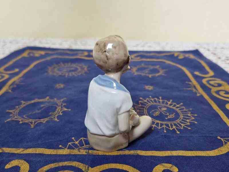 Porcelánová soška Chlapec se svačinou Royal Dux - foto 4