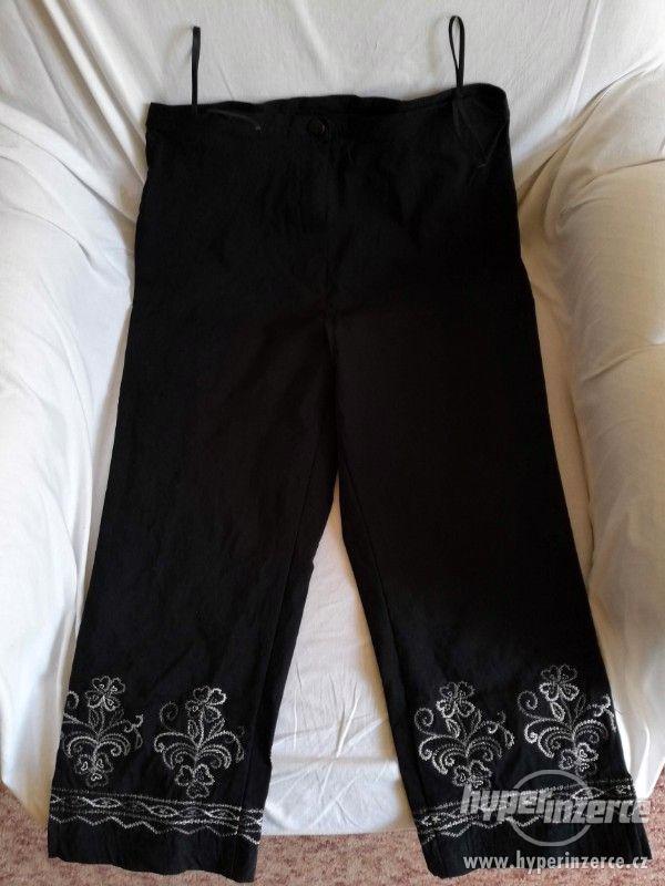 Prodám černé capri kalhoty s ornamenty na nohavici - foto 1