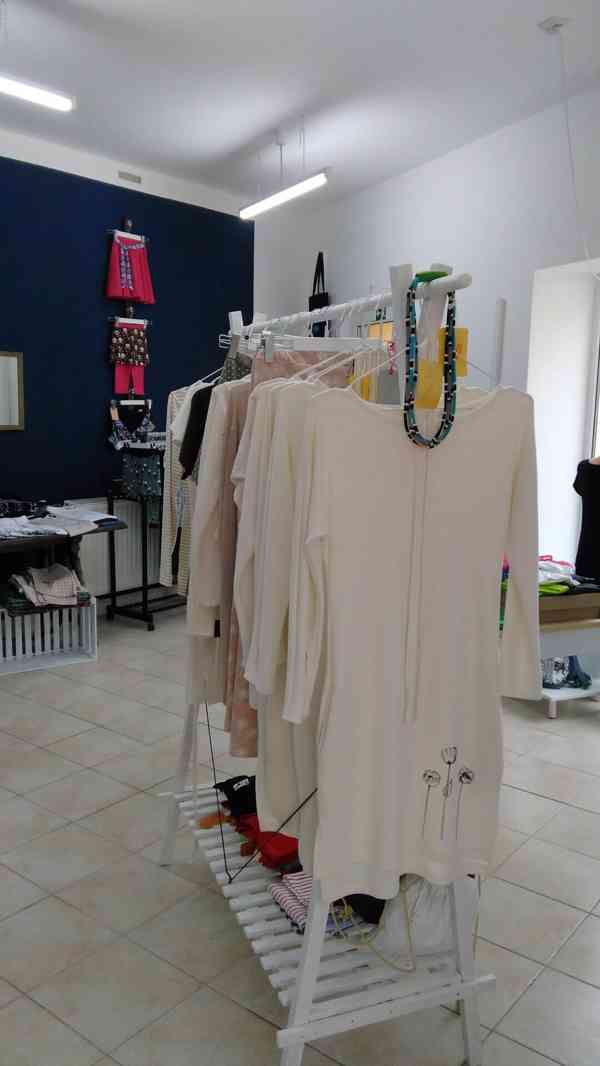 Bílý dřevěné stojany na oděvy áčko - foto 1