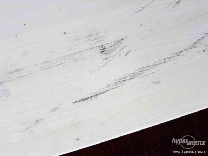 Nízký bílý stolek - foto 2