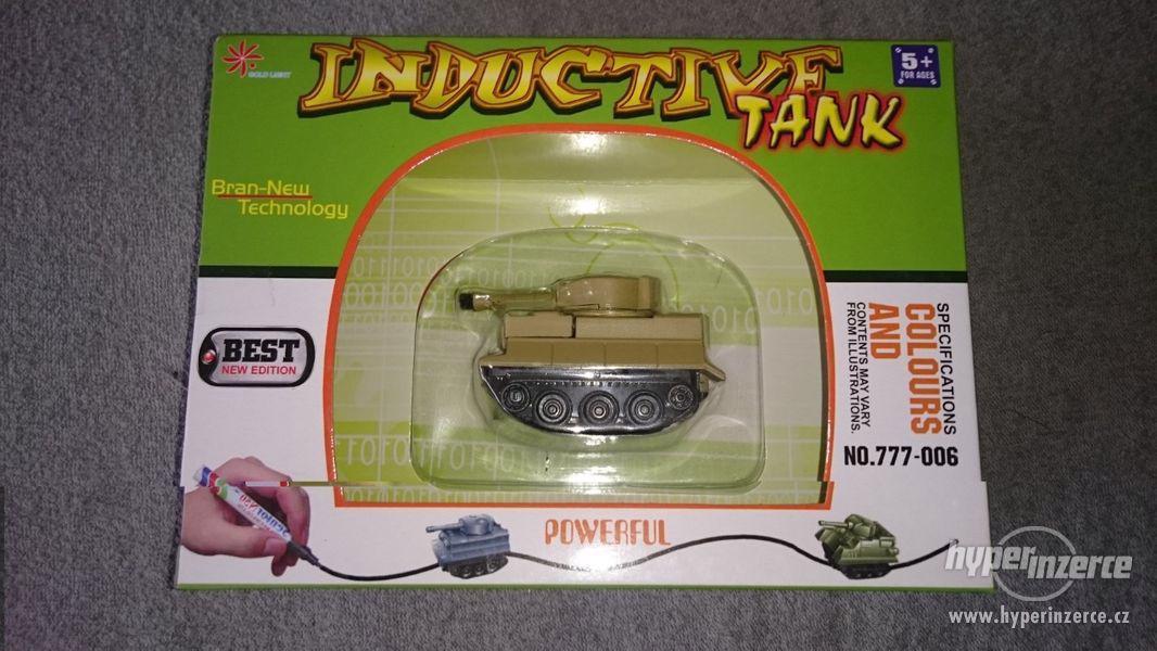Indukční autíčko, tank jezdící po čáře - foto 1