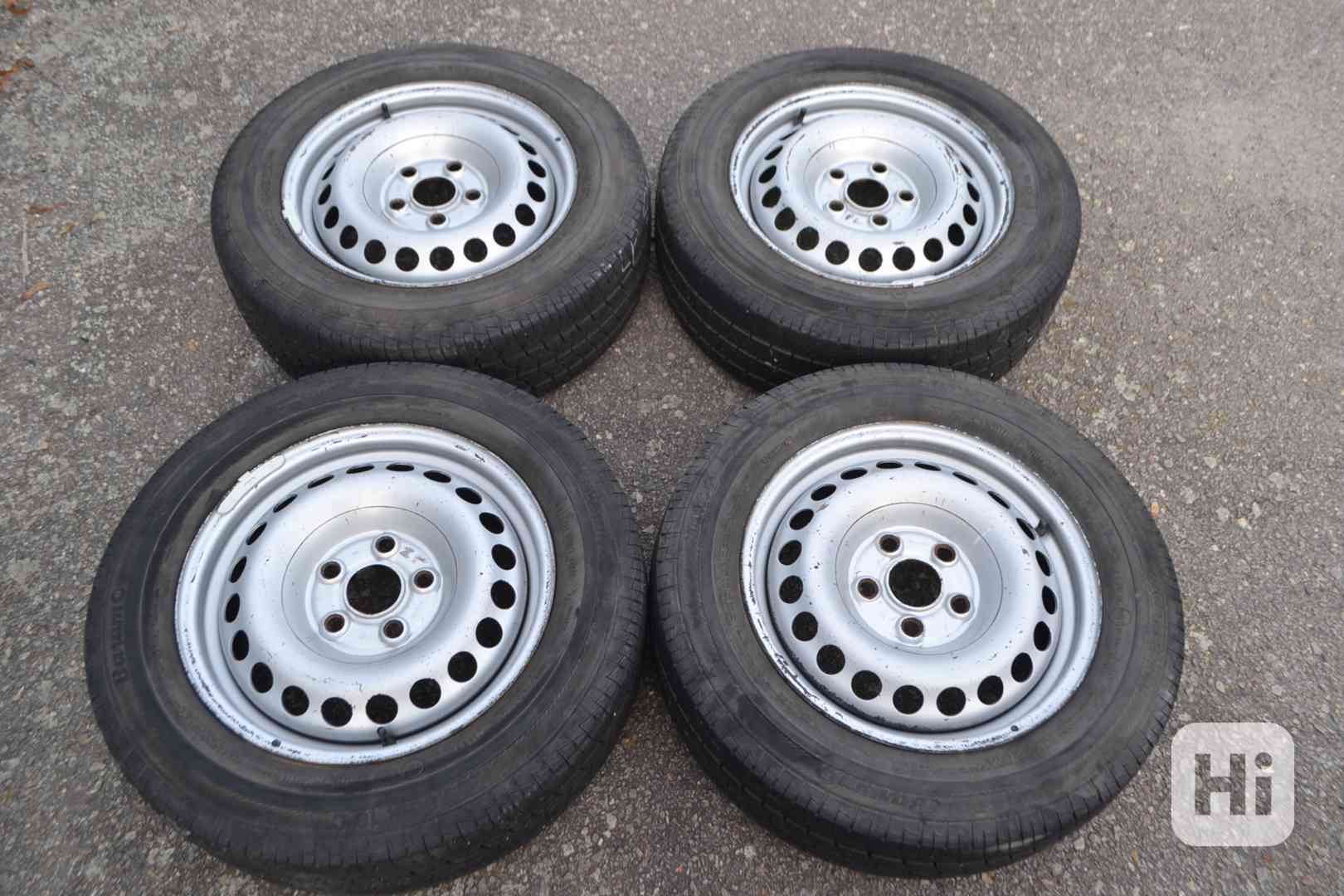 VW T5,T6 (6.1) - Sada pěkných letních kol 205/65R16C zánovní - foto 1