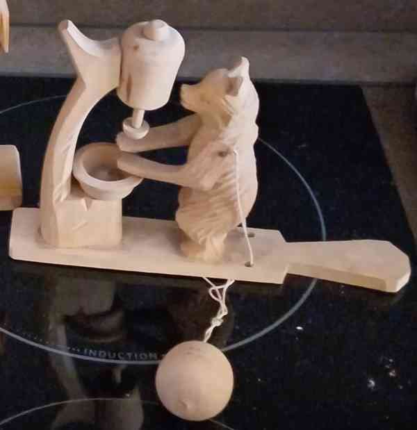 Pohyblivá dřevěná hračka Medvěd u umyvadla - foto 2