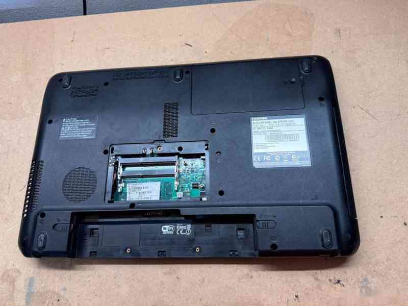 Predám pokazený notebook na náhradné diely zn.TOSHIBA L650 - foto 10