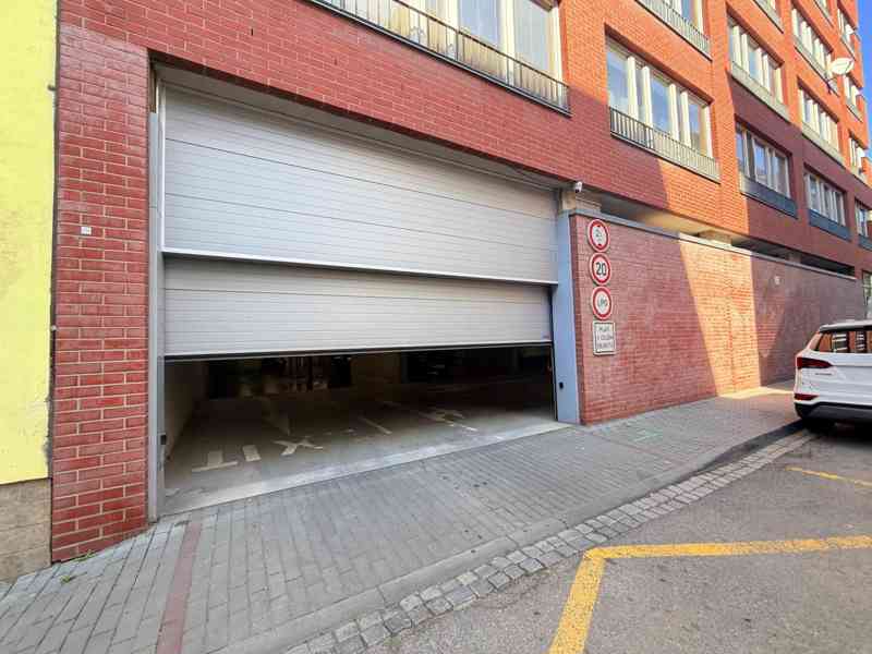 PRODEJ GARÁŽOVÉHO STÁNÍ V OSOBNÍM VLASTNICTVÍ V CENTRU MĚSTA - foto 3