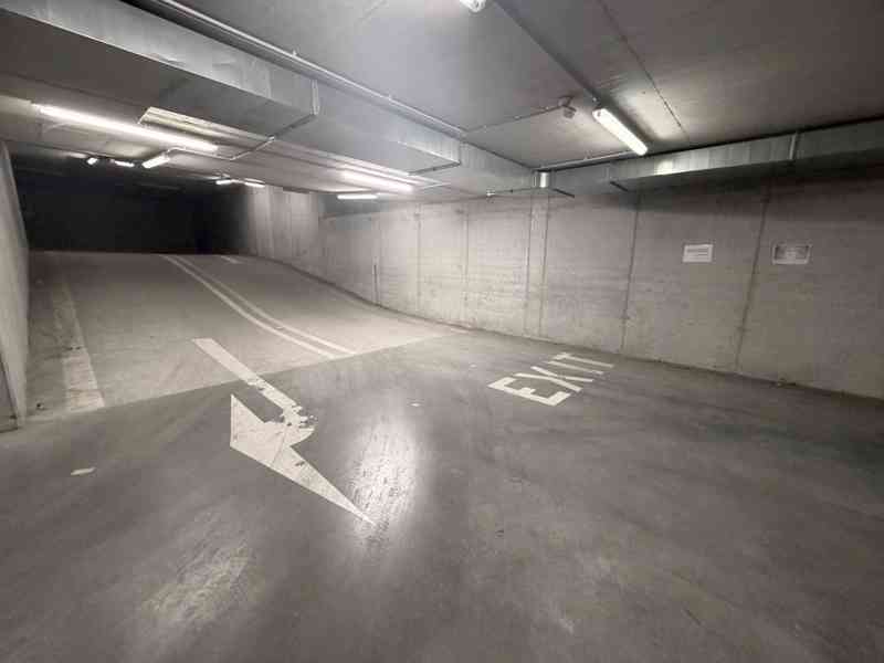 PRODEJ GARÁŽOVÉHO STÁNÍ V OSOBNÍM VLASTNICTVÍ V CENTRU MĚSTA - foto 4