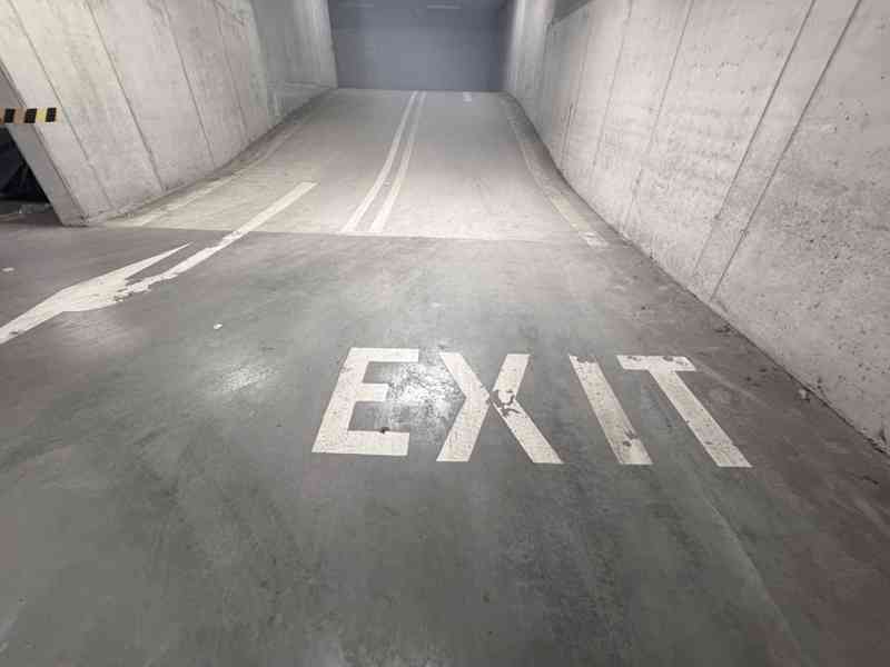 PRODEJ GARÁŽOVÉHO STÁNÍ V OSOBNÍM VLASTNICTVÍ V CENTRU MĚSTA - foto 9