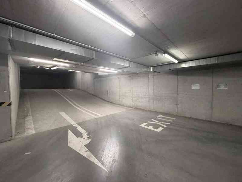 PRODEJ GARÁŽOVÉHO STÁNÍ V OSOBNÍM VLASTNICTVÍ V CENTRU MĚSTA - foto 8