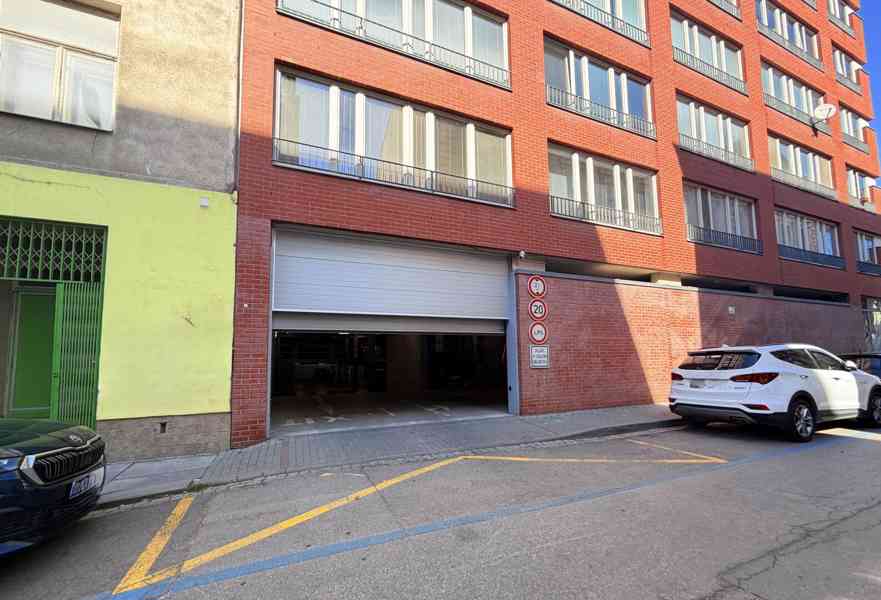 PRODEJ GARÁŽOVÉHO STÁNÍ V OSOBNÍM VLASTNICTVÍ V CENTRU MĚSTA - foto 10