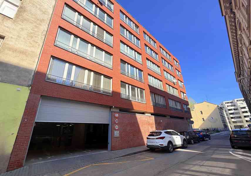 PRODEJ GARÁŽOVÉHO STÁNÍ V OSOBNÍM VLASTNICTVÍ V CENTRU MĚSTA - foto 2