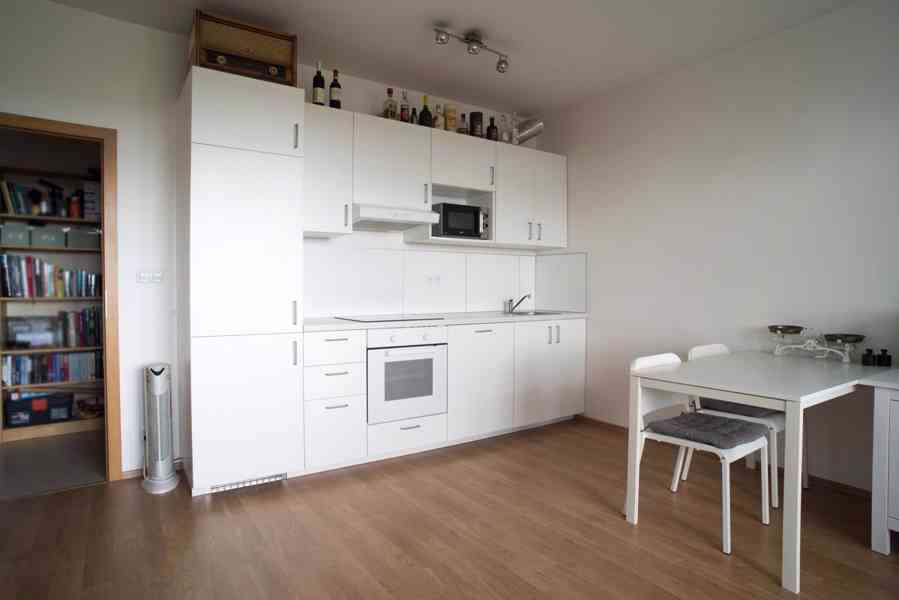 Prodej bytu 1+kk 37 m2 + L (7 m2) + S (3 m2) + PS Mantovská, Praha 15 - Horní Měcholupy - foto 2