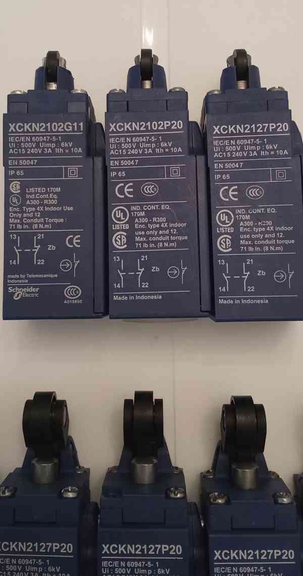 Koncový spínač Telemecanique XCKN2127P20  - foto 5