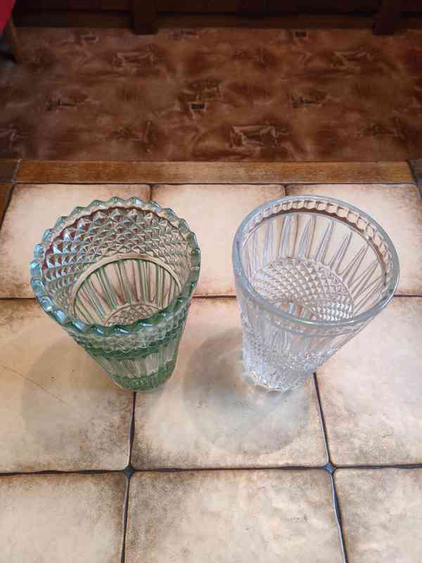 Retro vázy z lisovaného skla 2 ks + bulharský porcelán - foto 2