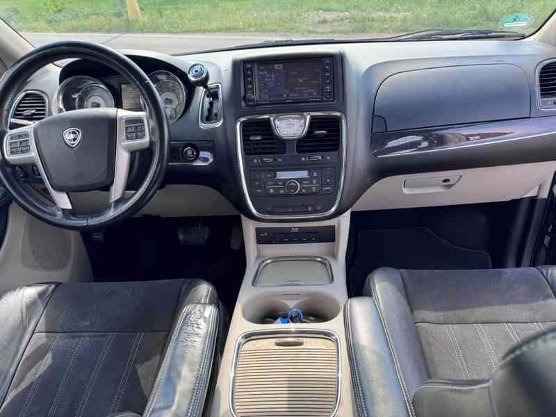 Chrysler Lancia Voyager 3,6 Gold DVD LPG 2014 - foto 13