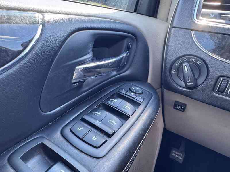 Chrysler Lancia Voyager 3,6 Gold DVD LPG 2014 - foto 19