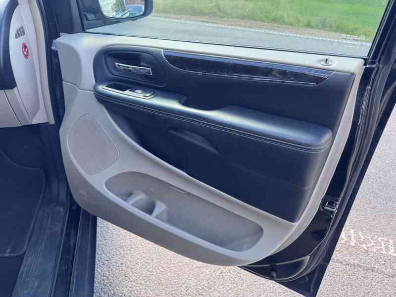 Chrysler Lancia Voyager 3,6 Gold DVD LPG 2014 - foto 12
