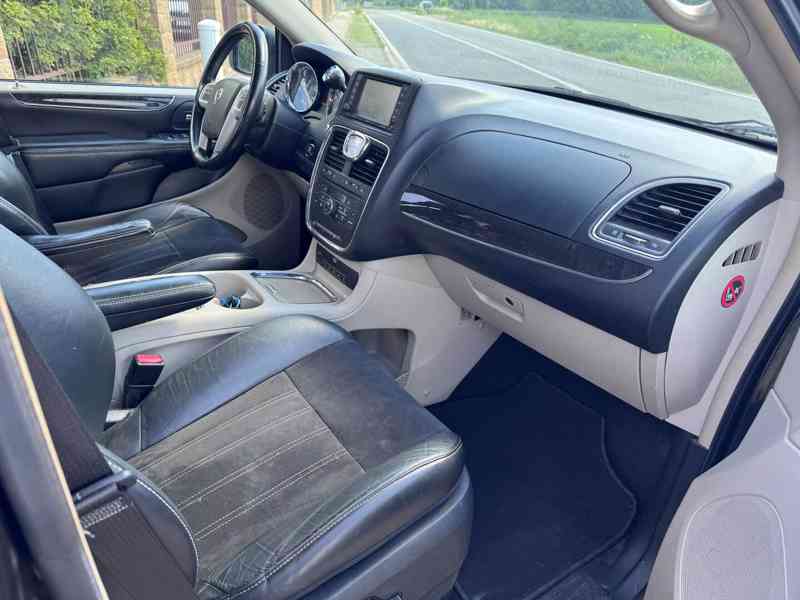 Chrysler Lancia Voyager 3,6 Gold DVD LPG 2014 - foto 11
