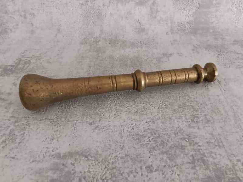 Stary mosazný hmoždíř č.8 s tloukem - foto 13