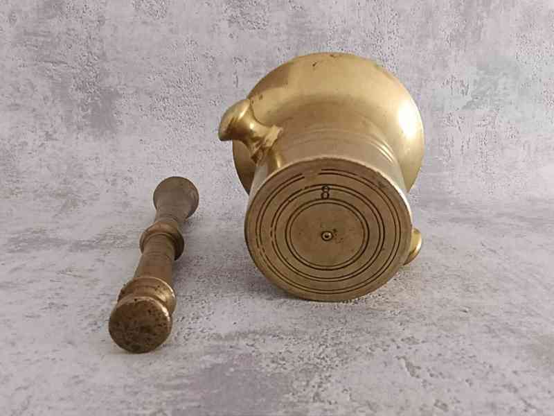 Stary mosazný hmoždíř č.8 s tloukem - foto 8