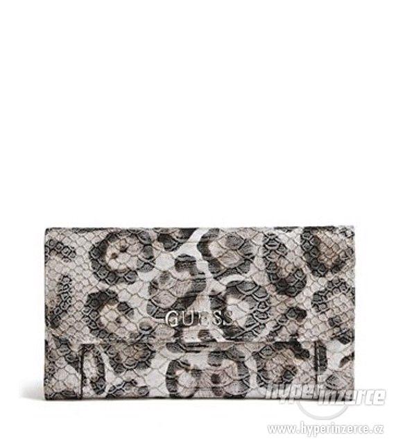 GUESS peněženka Delaney Snow Leopard-Print Slim 76 - foto 1