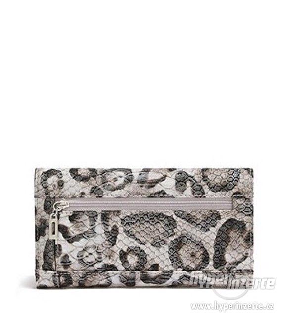 GUESS peněženka Delaney Snow Leopard-Print Slim 76 - foto 3