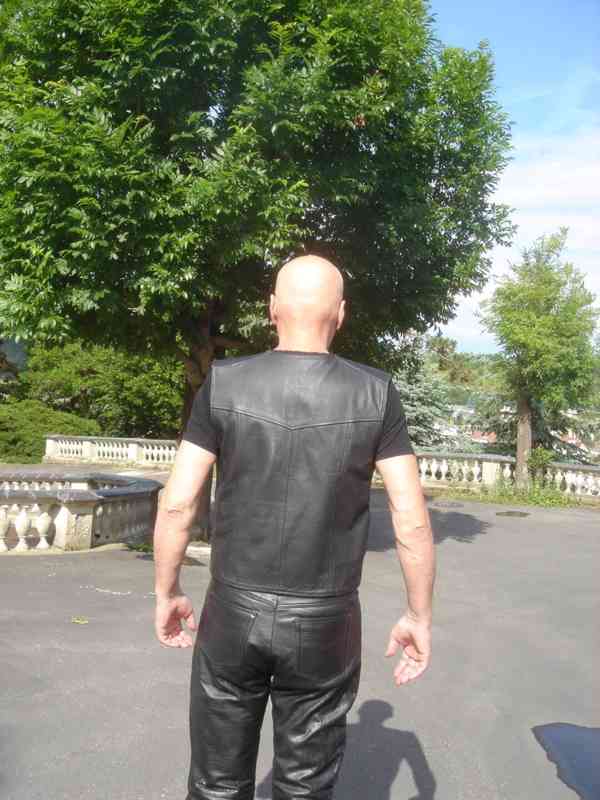 Kožená motorkářská vesta na vysokého muže - foto 2