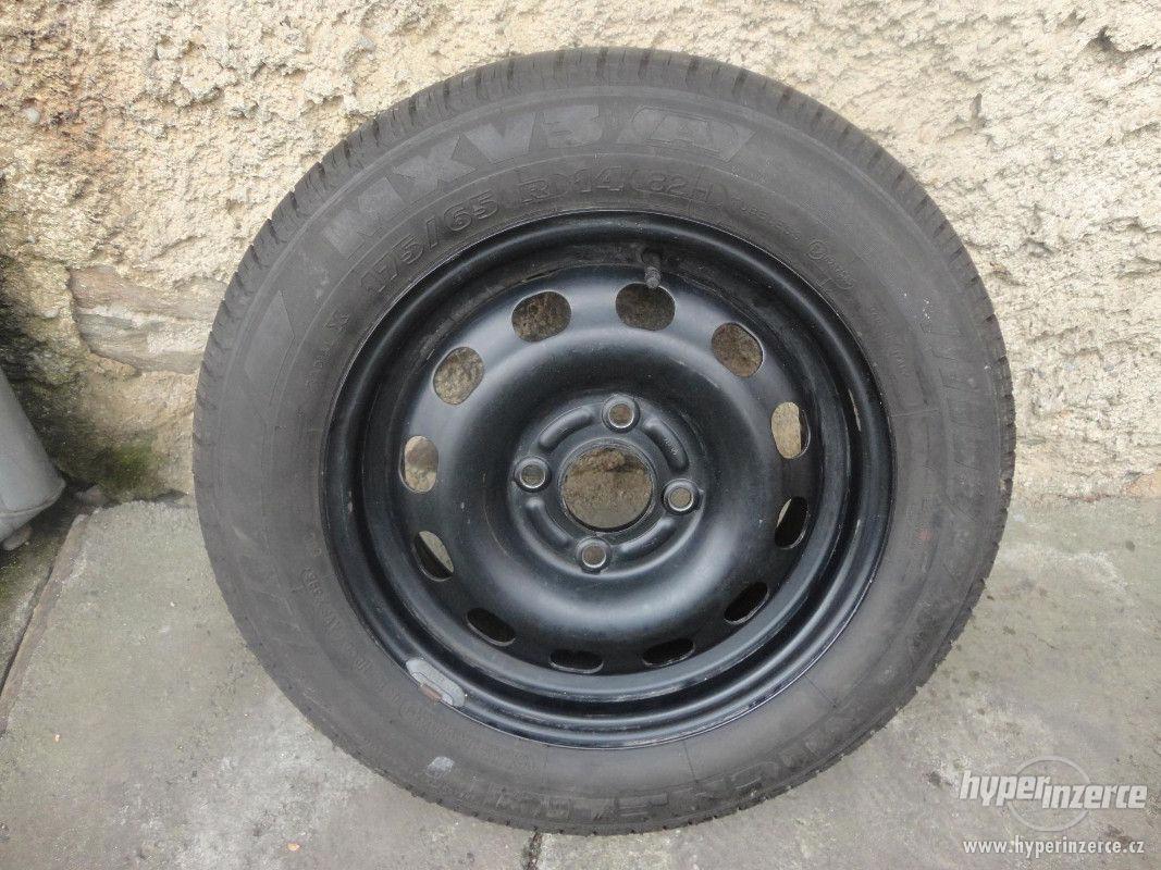 1 kus letní pneu Michelin 175/65 R14 včetně disku,téměř nová - foto 1