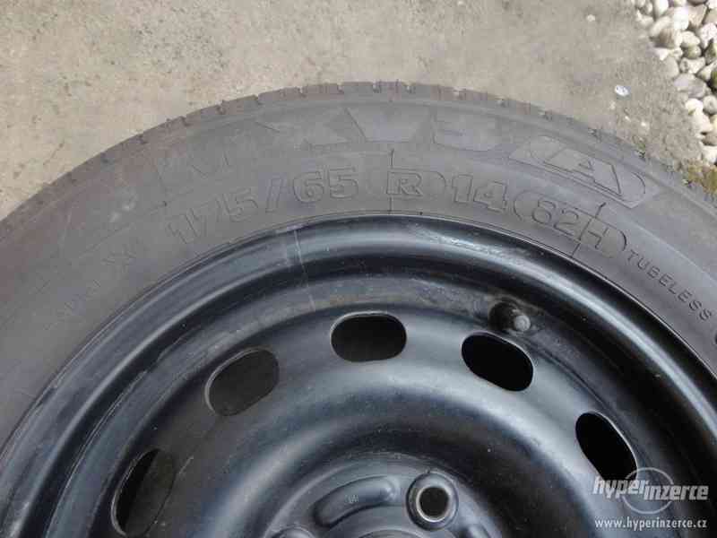 1 kus letní pneu Michelin 175/65 R14 včetně disku,téměř nová - foto 4