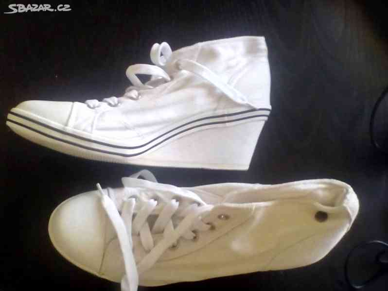 látkové kotníčkové boty na klínku č.41 - foto 3