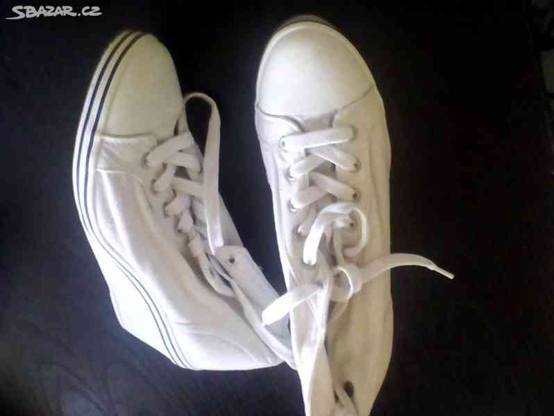 látkové kotníčkové boty na klínku č.41 - foto 2