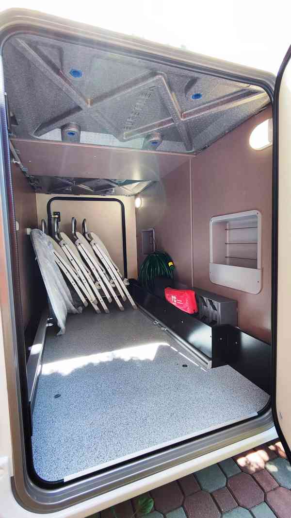 Zapůjčíme Vám zánovní obytný vůz Burstner Lyseo 690G - foto 16