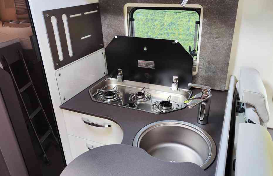Zapůjčíme Vám zánovní obytný vůz Burstner Lyseo 690G - foto 9