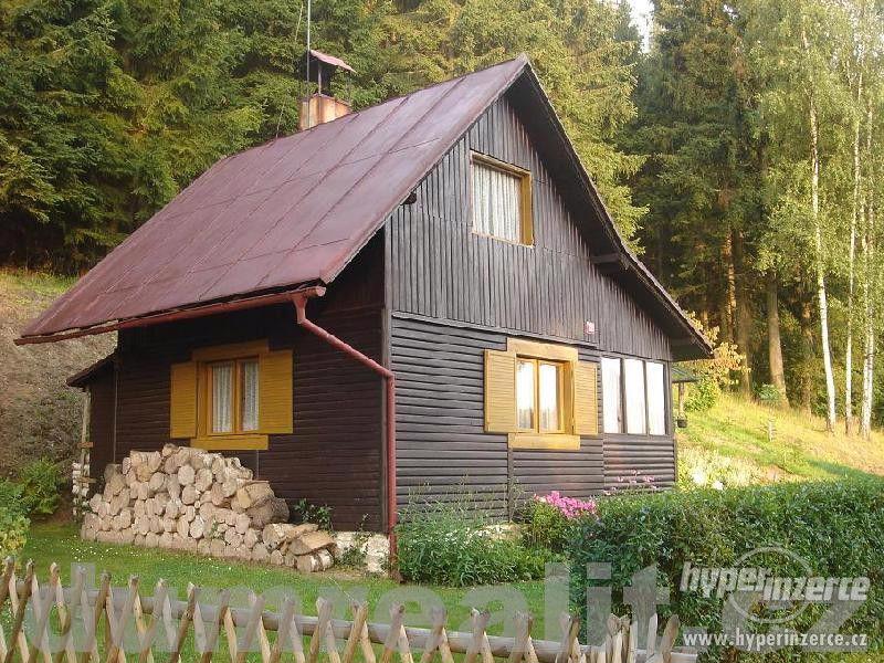 KRÁSNÁ SRUBOVÁ CHATA V CHODOVSKÉ HUTI, kompletně zařízená ! - foto 1