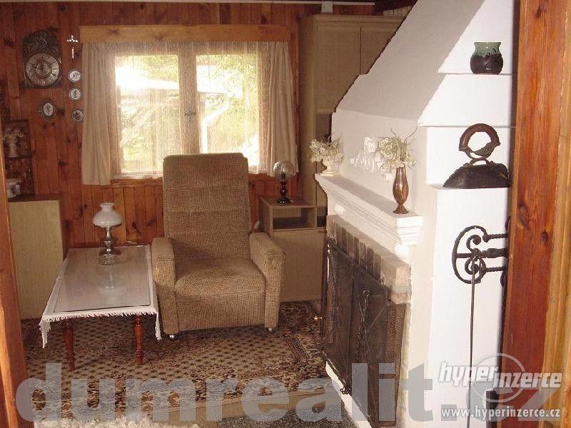 KRÁSNÁ SRUBOVÁ CHATA V CHODOVSKÉ HUTI, kompletně zařízená ! - foto 4