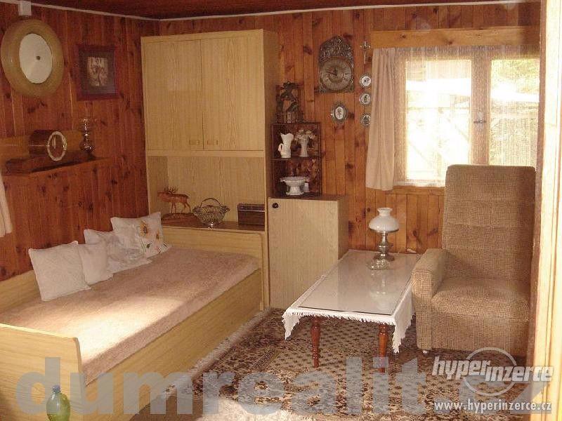 KRÁSNÁ SRUBOVÁ CHATA V CHODOVSKÉ HUTI, kompletně zařízená ! - foto 6