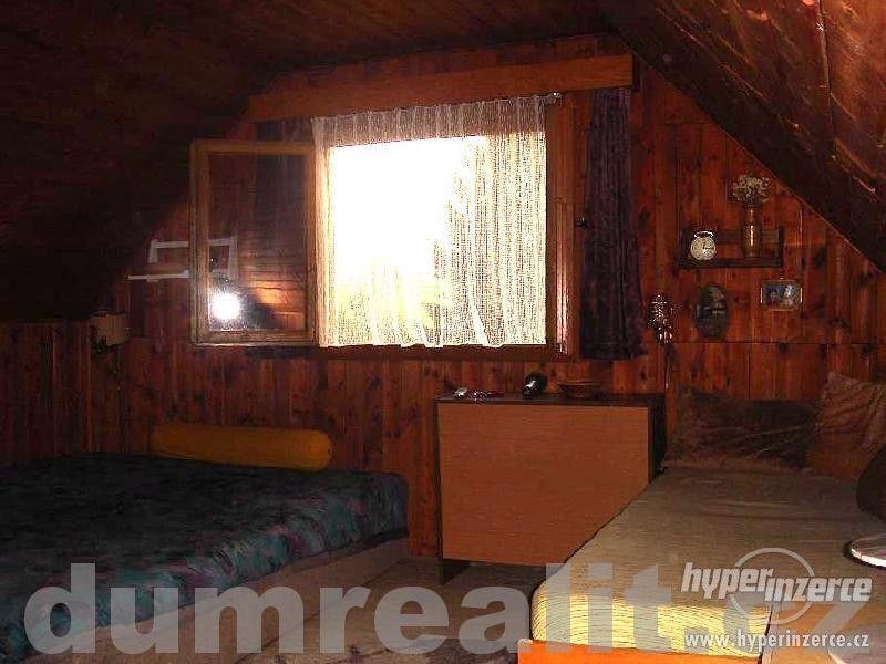 KRÁSNÁ SRUBOVÁ CHATA V CHODOVSKÉ HUTI, kompletně zařízená ! - foto 7