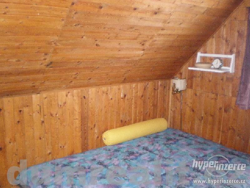 KRÁSNÁ SRUBOVÁ CHATA V CHODOVSKÉ HUTI, kompletně zařízená ! - foto 9
