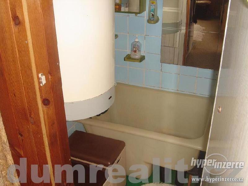 KRÁSNÁ SRUBOVÁ CHATA V CHODOVSKÉ HUTI, kompletně zařízená ! - foto 10