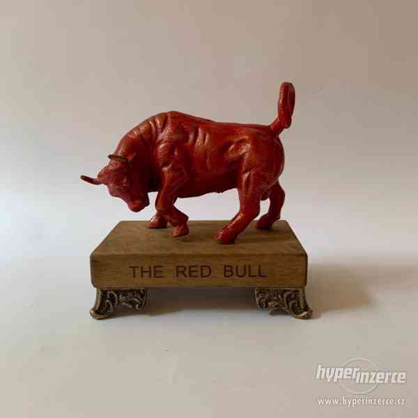 Červený býk socha - the red bull - foto 1