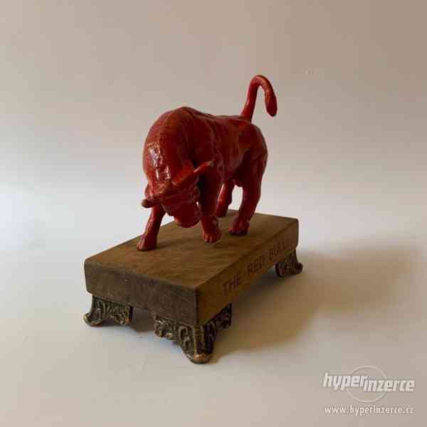 Červený býk socha - the red bull - foto 2