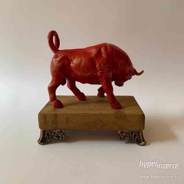 Červený býk socha - the red bull - foto 3