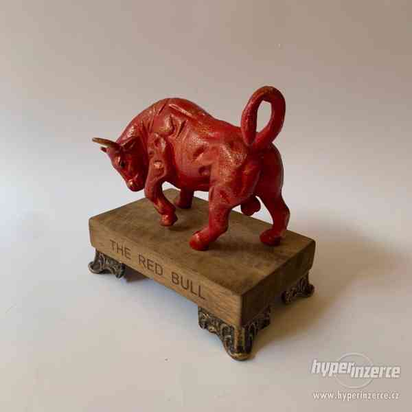 Červený býk socha - the red bull - foto 4