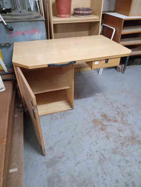 psací stůl se skříňkou bez nohy