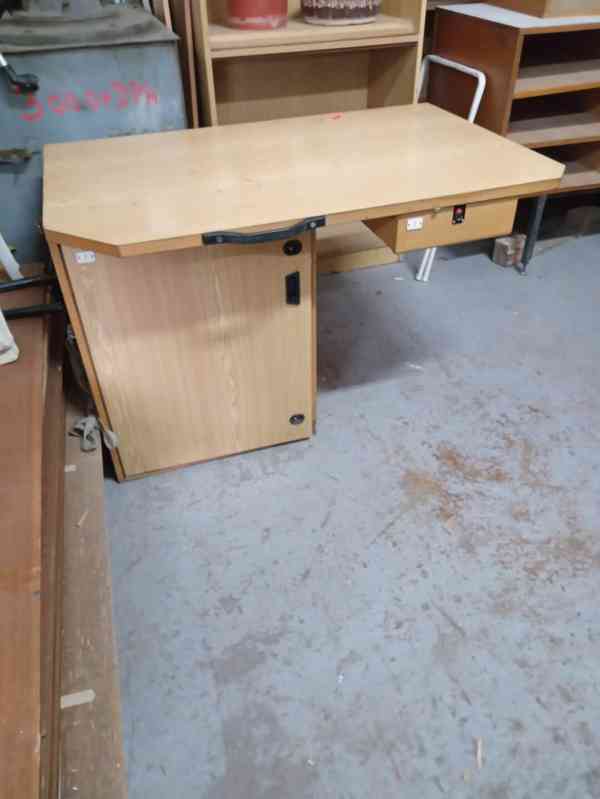 psací stůl se skříňkou bez nohy - foto 2