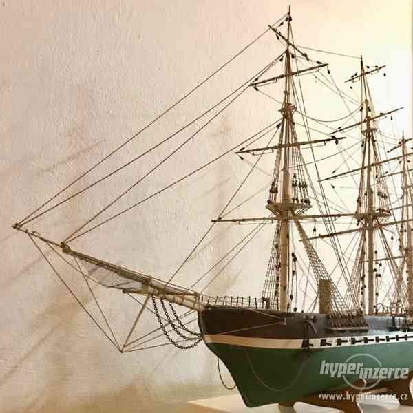 Starožitný drevený model historickej lode „JYLLAND“. - foto 2