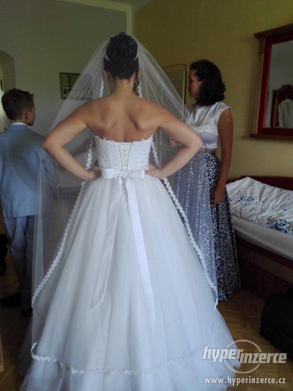Bílé svatební šaty - foto 2
